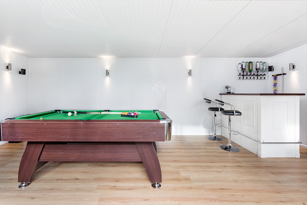 Garden Bar Shed with pool table