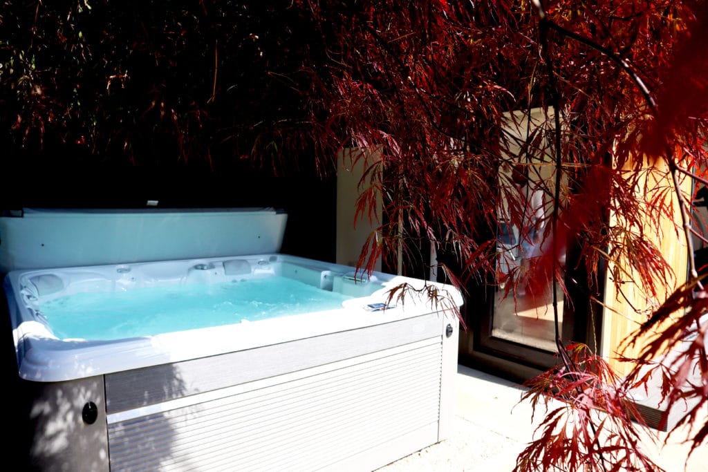 hot tub with garden room and red leafs from tree