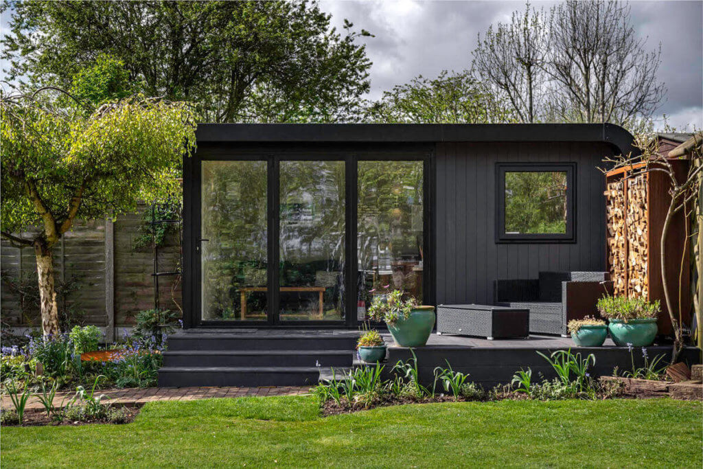 Dynamic garden room in black