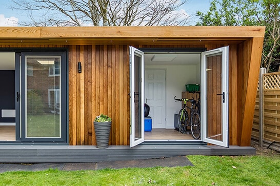 Large garden room with big storage are on the righthandside